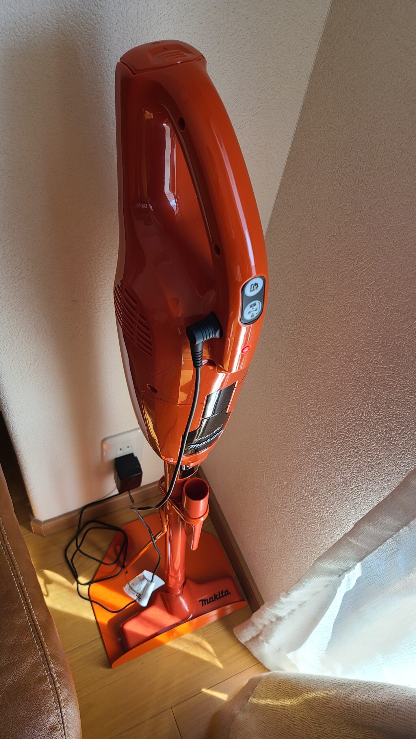 充電中のマキタターボ60
